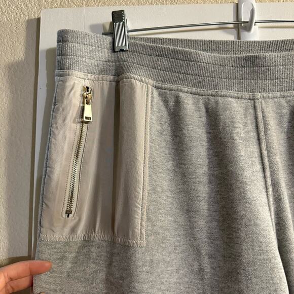 St. John Womens Cropped Capri Jogger
Pants Gray Size XL Ankle Zip Pockets
Casual - Picture 3 of 6